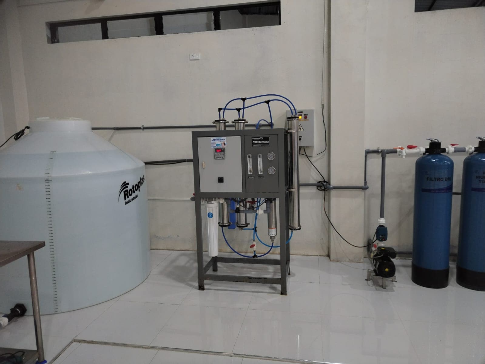 Sistema de ósmosis inversa industrial con tanque de almacenamiento Rotoplas.