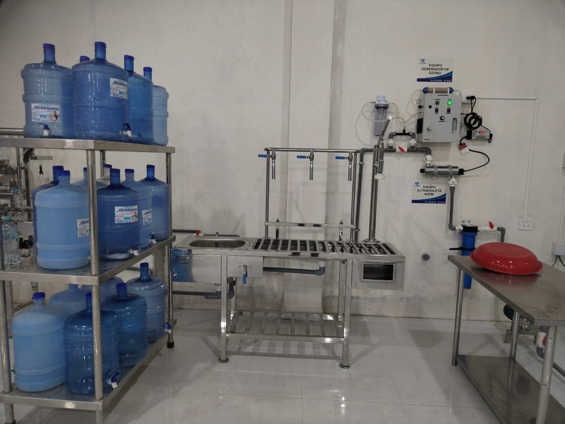Sala de embotellado con esterilización por ozono y equipo ultravioleta.