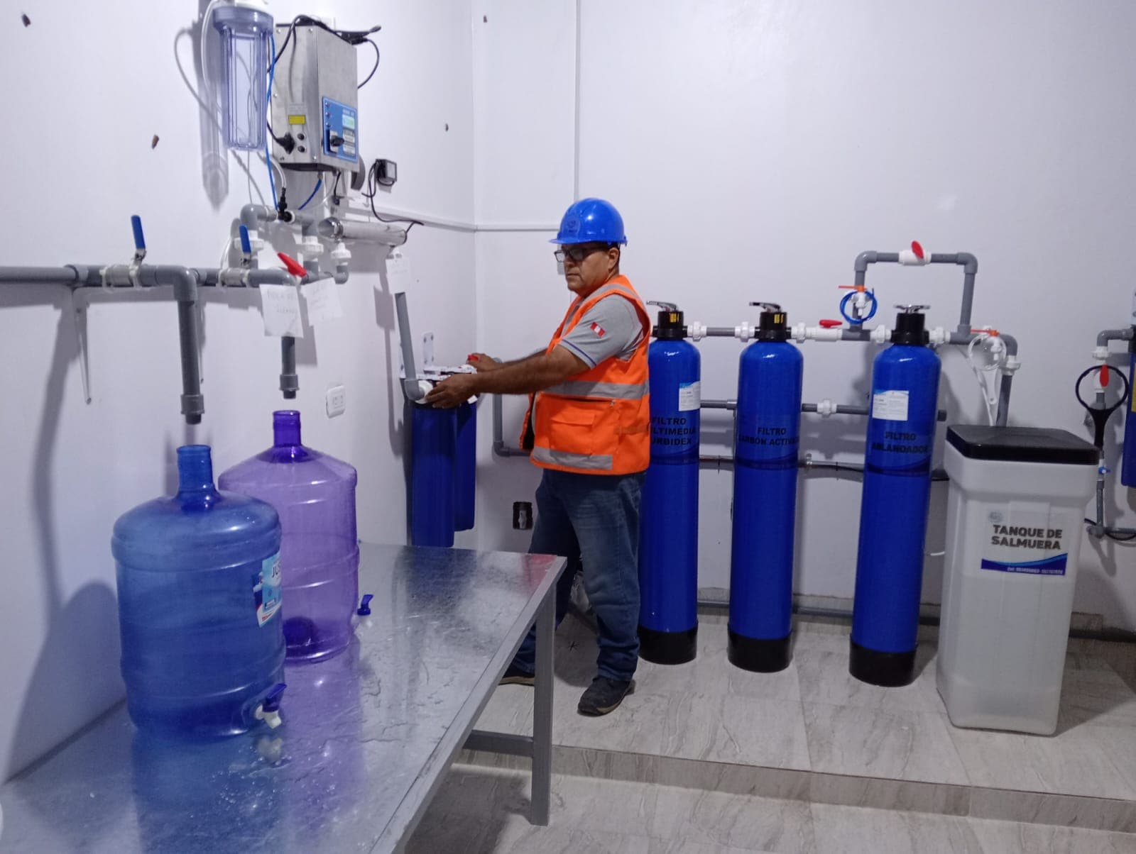 Banco de filtros multimedia, carbón activado y ablandador en operación.